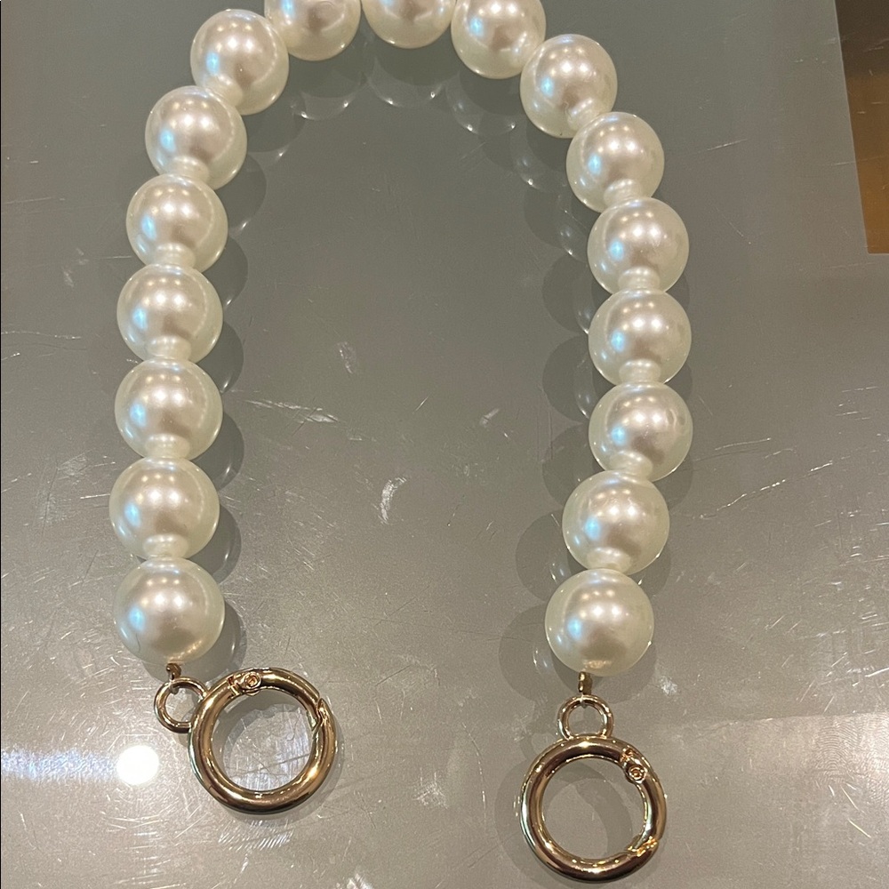 Elegant White Pearl Bracelet with Gold Accents